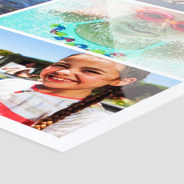 Niños felices chapoteando en el agua con ropa de verano