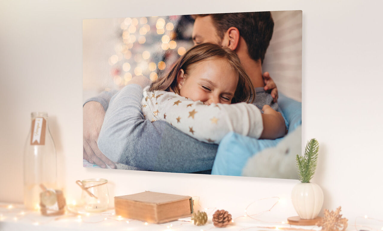Un padre abraza a su hijo en una habitación decorada festivamente