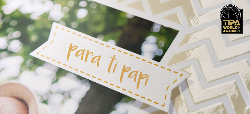 Diseño detallado de un álbum de fotos CEWE con la inscripción 'para ti papi' sobre un fondo decorativo.