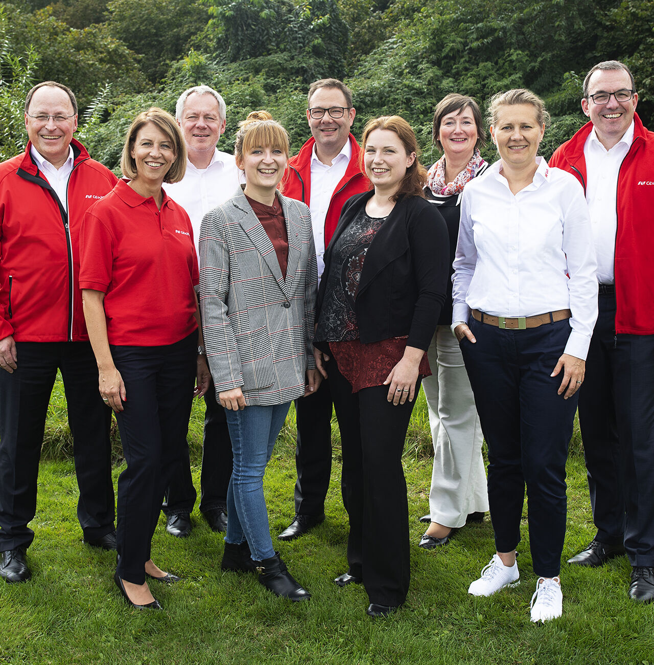 Grupo de personas vestidas de rojo al aire libre.