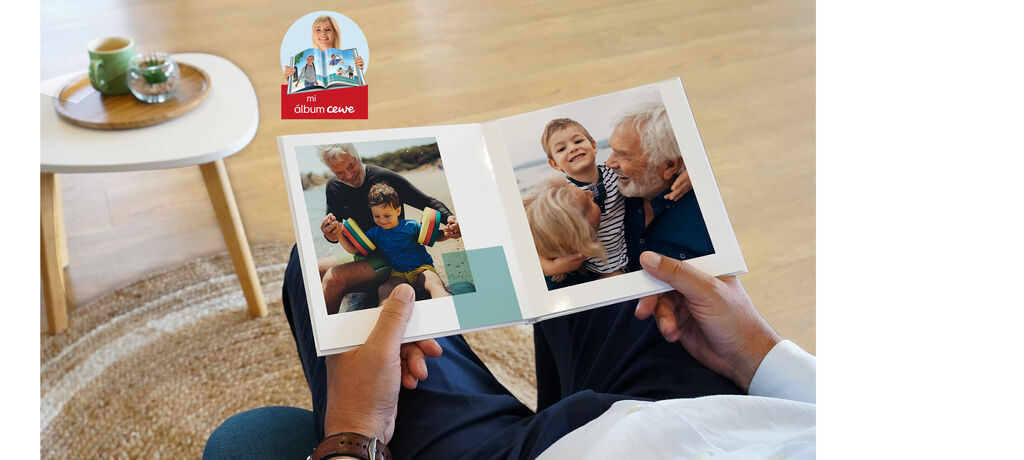 Una persona hojea un álbum CEWE con imágenes de momentos felices.