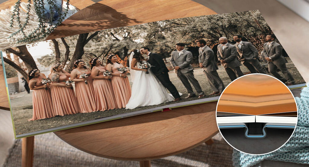 Hermoso libro de fotos de boda con la pareja y damas de honor sobre una mesa