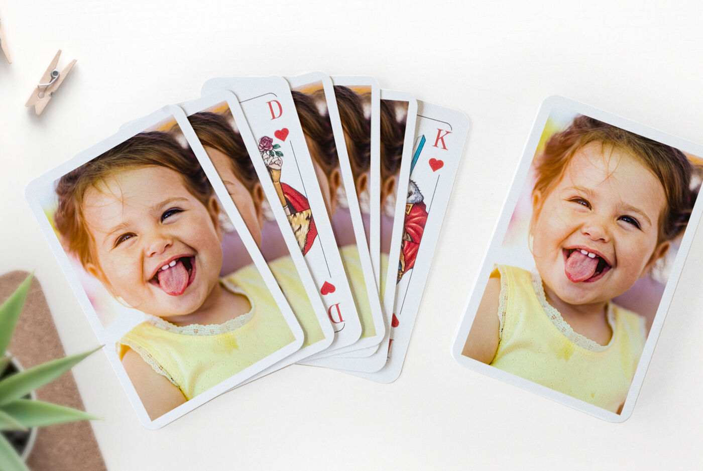 Coloridas cartas de juego con un niño feliz en la imagen