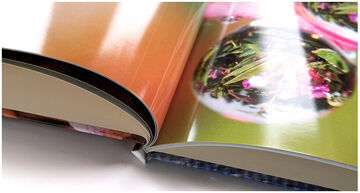 Fotobuch abierto con imágenes coloridas y recuerdos hermosos