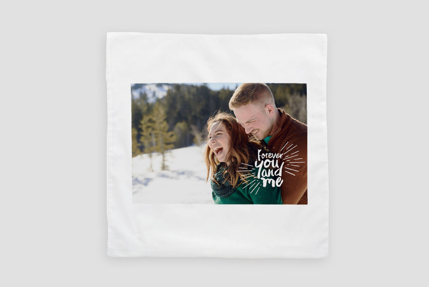 Una imagen nevada con dos personas abrazándose. Arriba dice 'para siempre', que representa una conexión amorosa.