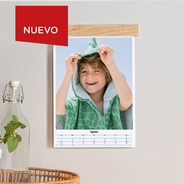 Un calendario de pared presenta el mes de agosto con un diseño creativo, rodeado de un frasco y plantas.