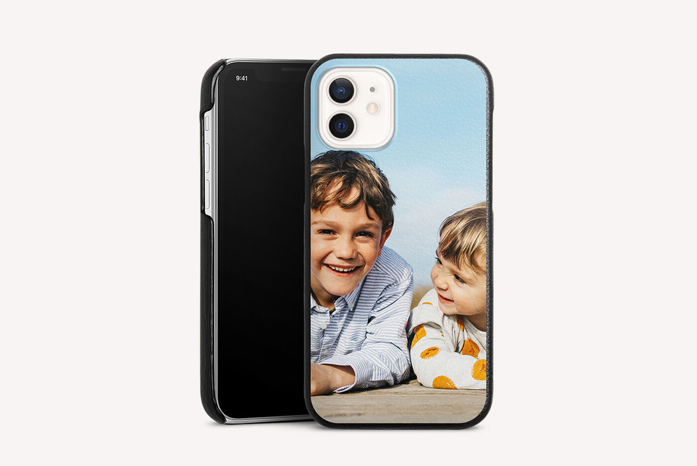 Fondo de una funda de smartphone personalizada con un motivo familiar feliz
