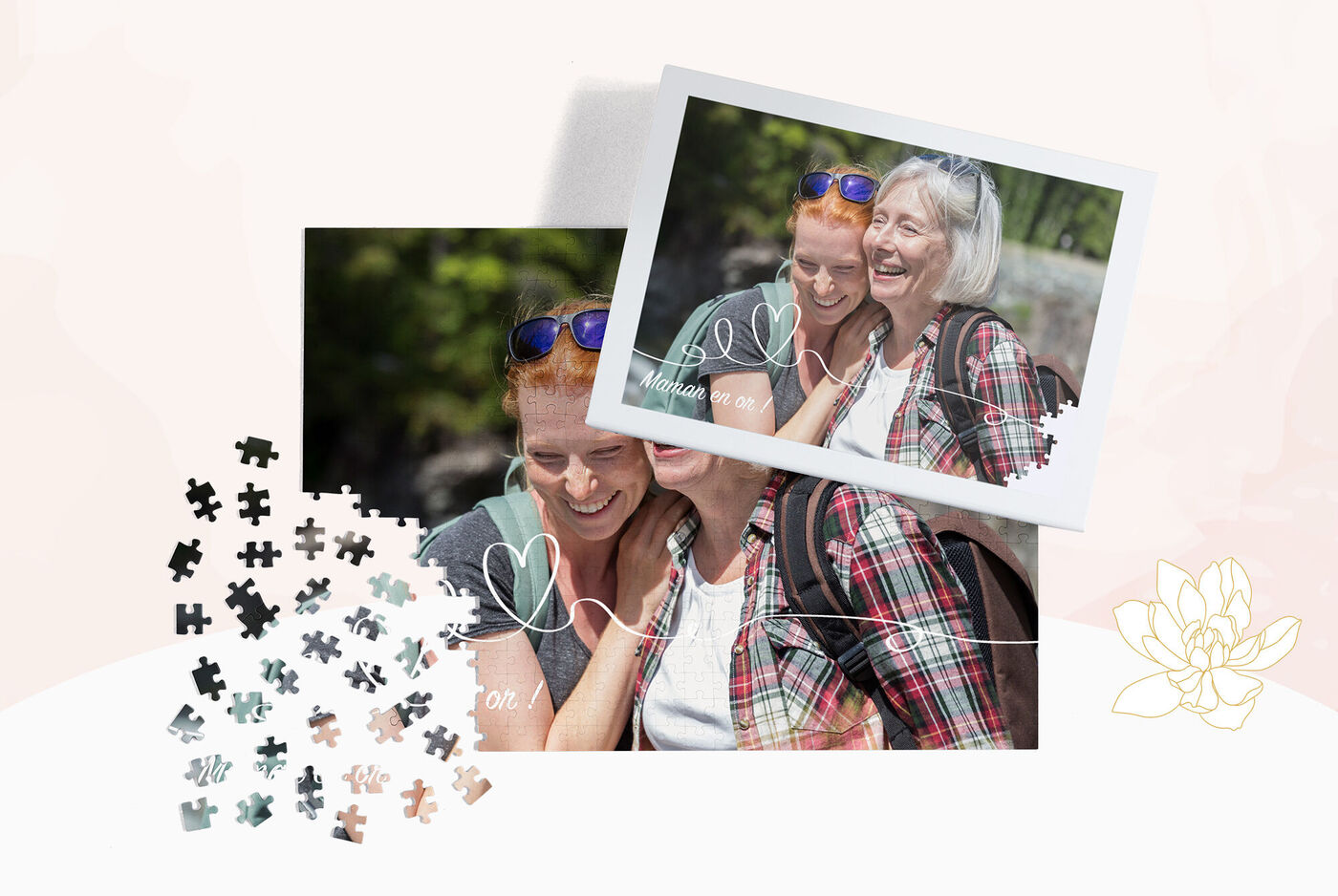 Dos mujeres al aire libre sonríen y disfrutan de un tiempo relajado juntas.