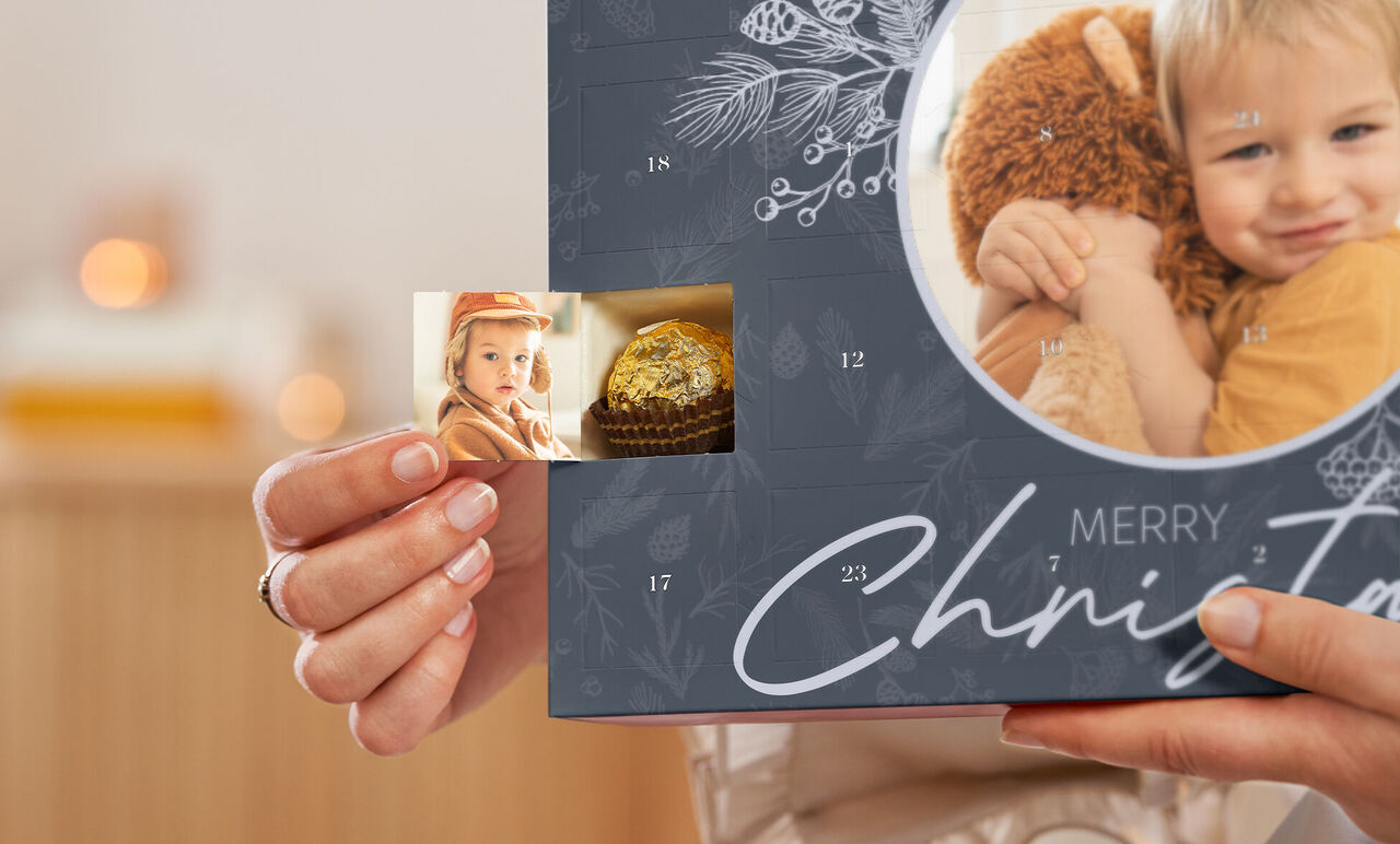 foto ampliada de calendario de Adviento con bombones Ferrero y fotos en cada ventana