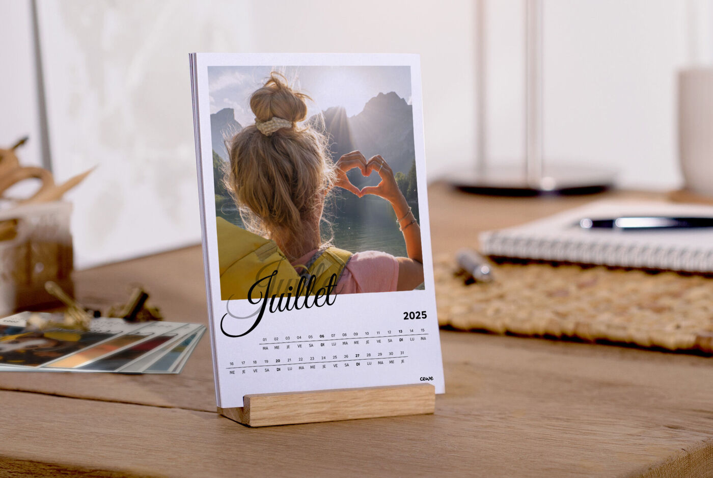 Tarjetas para hacer un calendario de mesa de madera, revela las imágenes al momento.