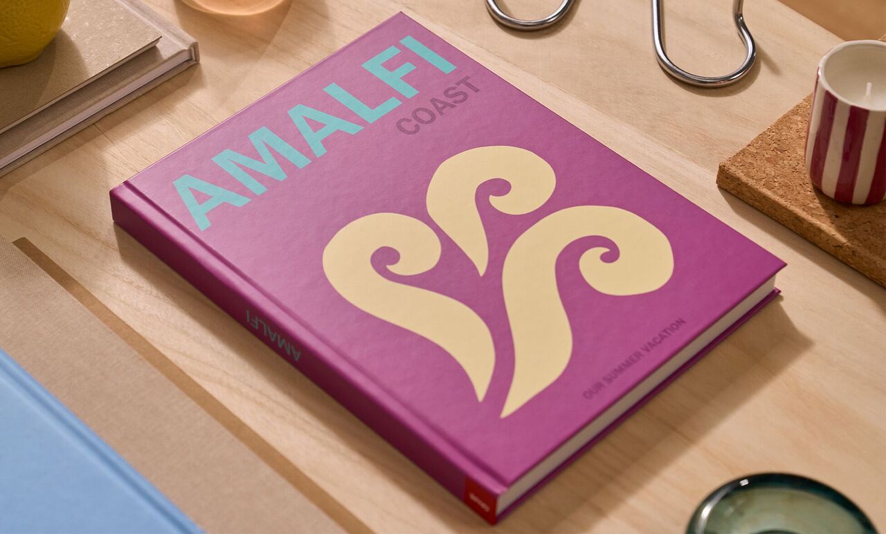 Álbum de fotos de la colección de viajes con el título «Amalfi» en la portada.