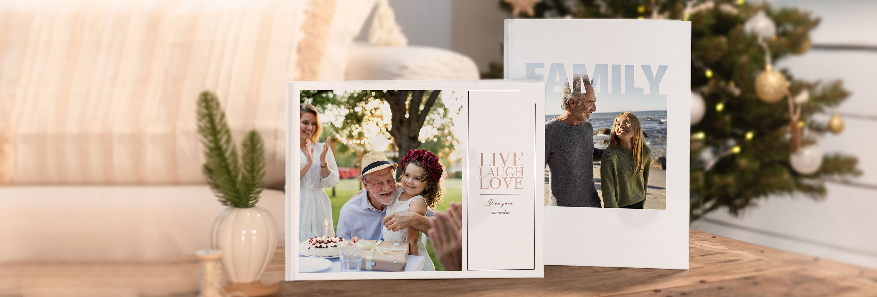 Dos tarjetas CEWE en una mesa, una muestra una fiesta de cumpleaños con una tarta, la otra tiene fotos de amigos y momentos familiares con la palabra 'FAMILY'