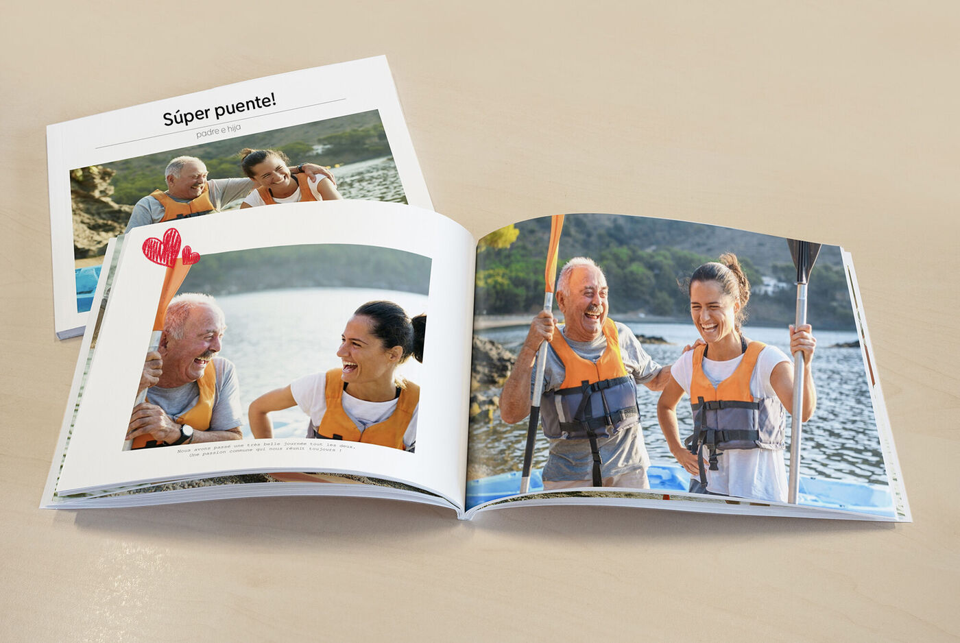 Momentos alegres en un álbum CEWE con dos personas haciendo kayak y una interacción cálida.