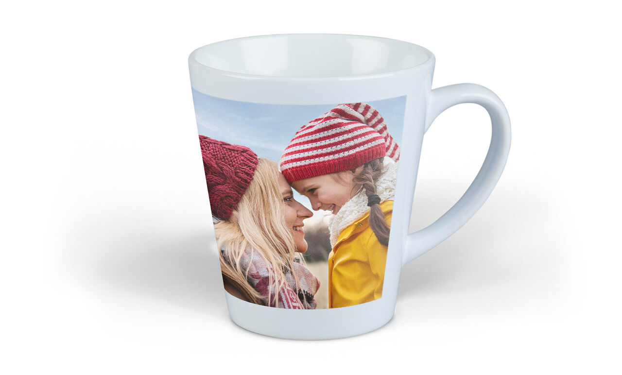 Taza con alegres y coloridos gorros de lana. Regalo perfecto para seres queridos