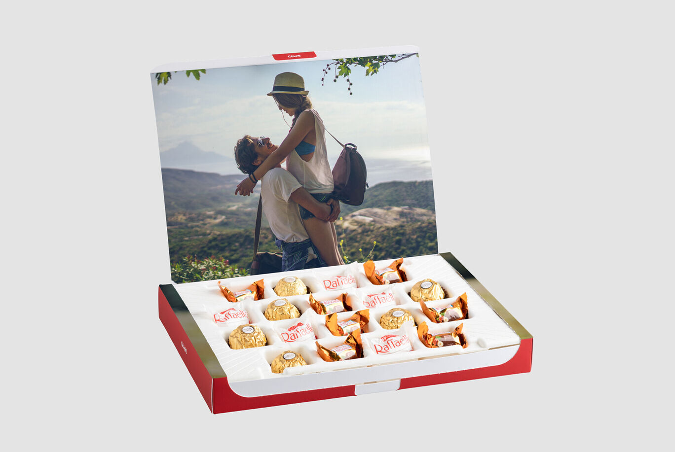 Una figura de animal de un juguete de madera en una colorida escena de juguetes.