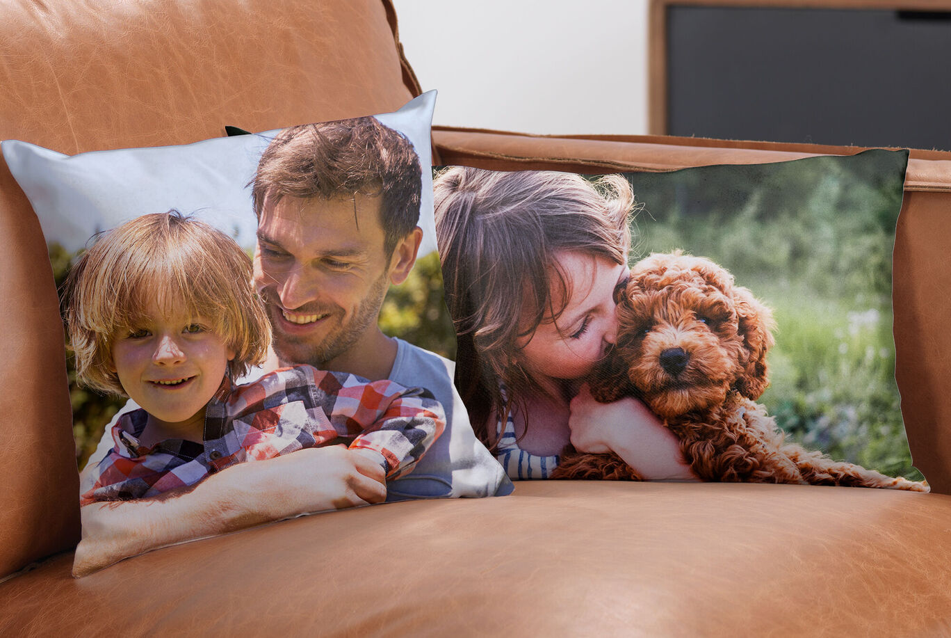 Dos cojines en un sofá muestran momentos felices con niños y un perro.