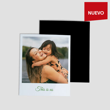 Una ilustración muestra a una madre abrazando amorosamente a su hijo cerca del agua. Refleja la conexión emocional y momentos felices.