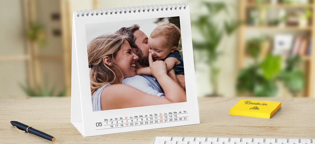 Un hermoso calendario de mesa en un escritorio, mostrando una entrañable instantánea.
