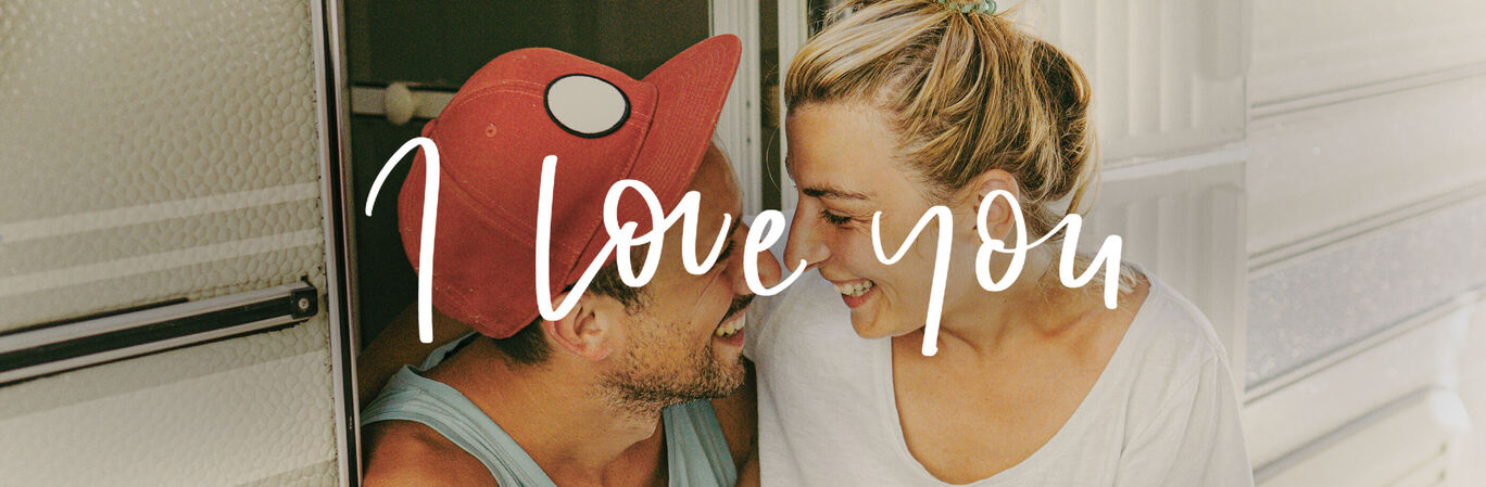 Personas queridas disfrutan de un momento cálido.