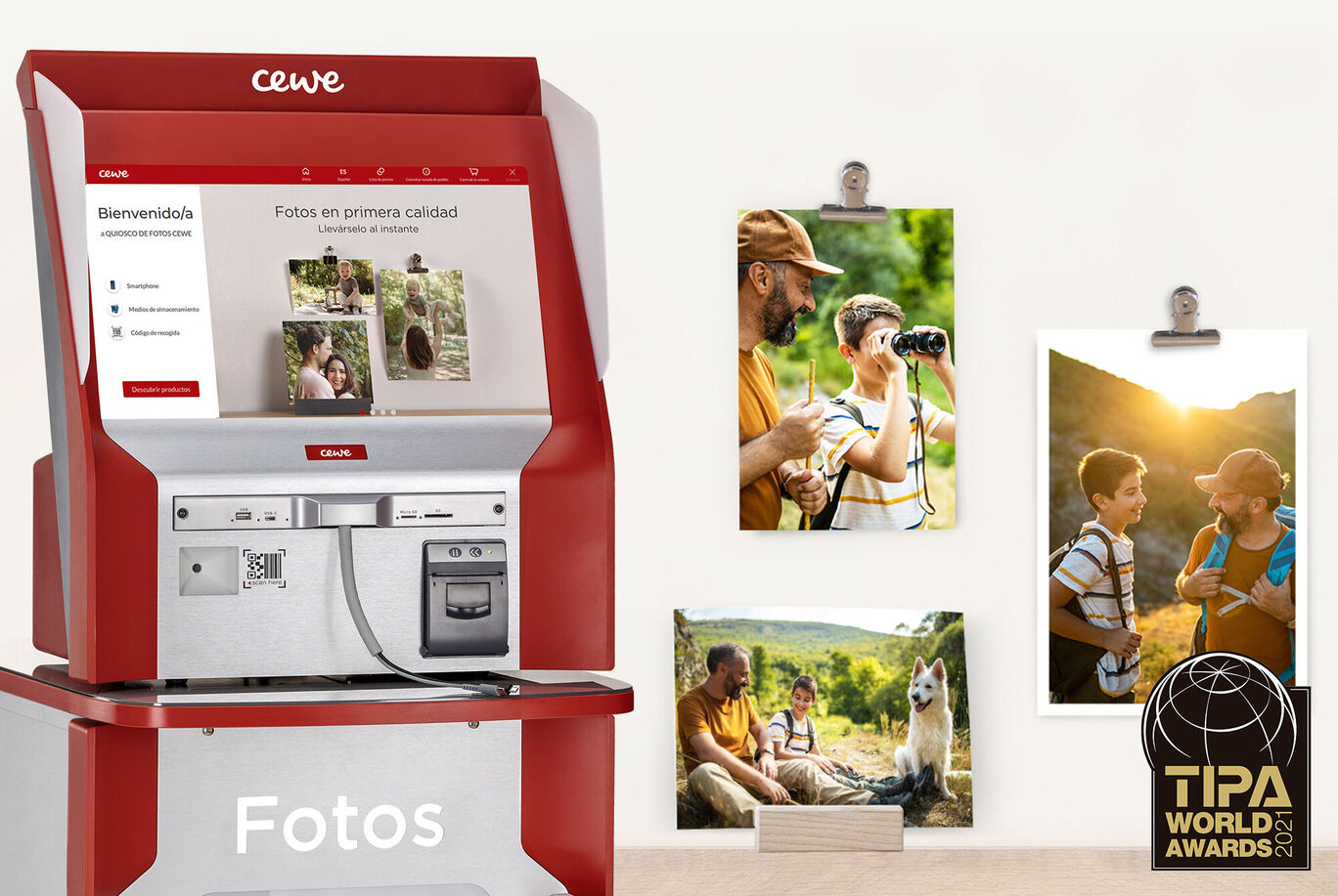 Estación fotográfica de CEWE con pantalla para seleccionar fotos. Incluye impresiones fotográficas.