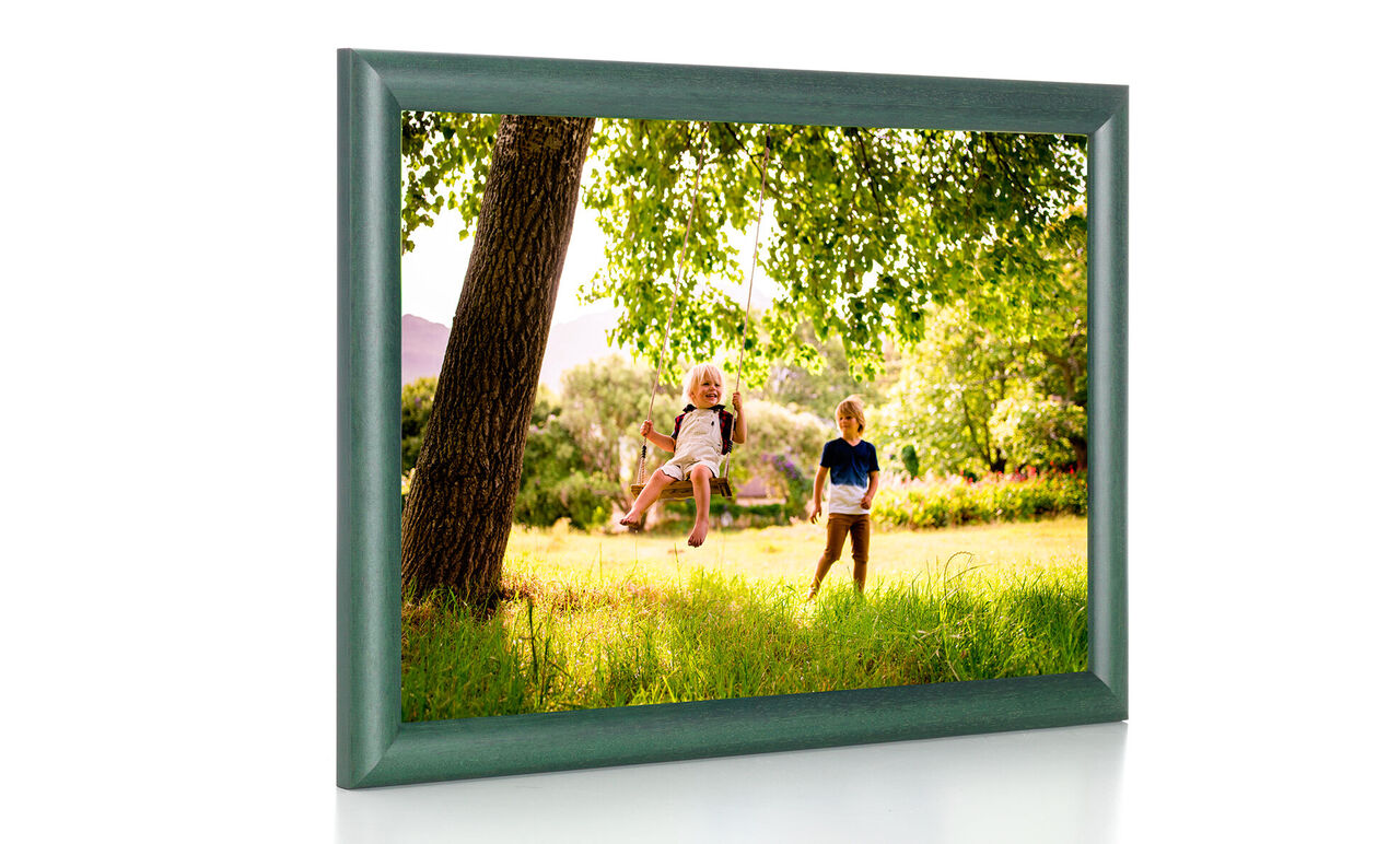 Dos niños juegan felices bajo un árbol en la naturaleza.