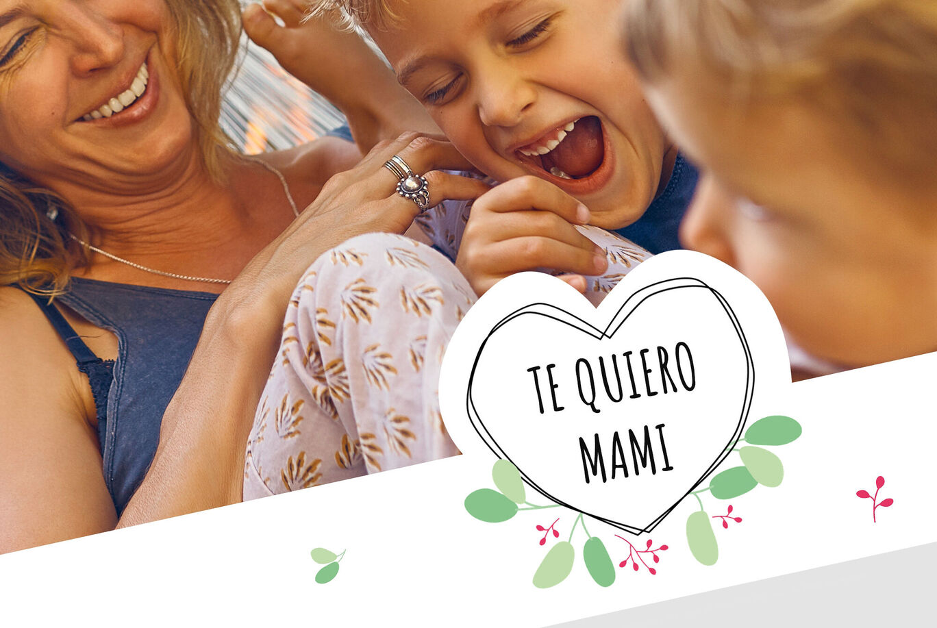 Madre abrazando a su hijo que está en su regazo. Mensaje cariñoso 'Te quiero Mami'.