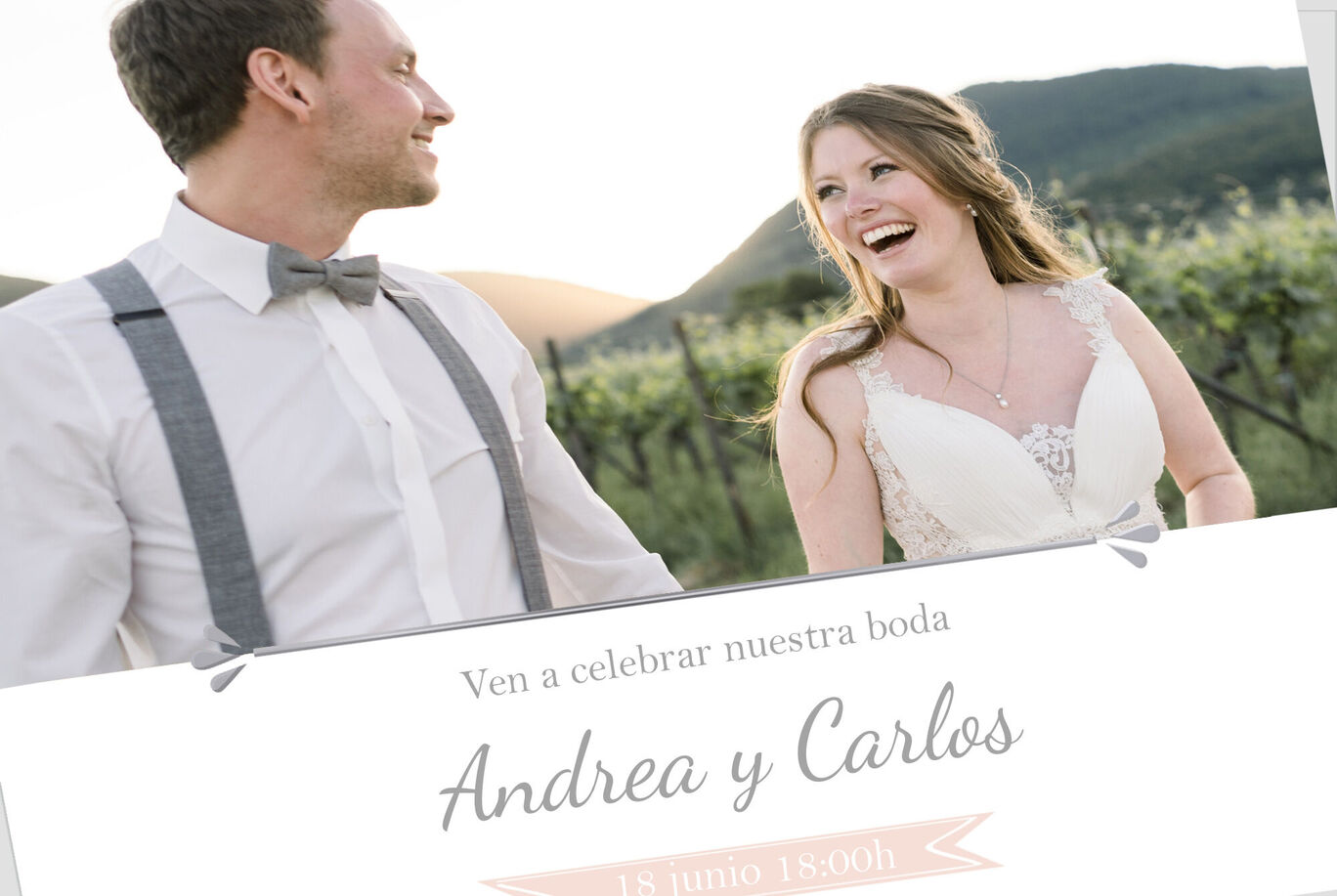 Novia y novio en un momento romántico al aire libre, rodeados de viñas.