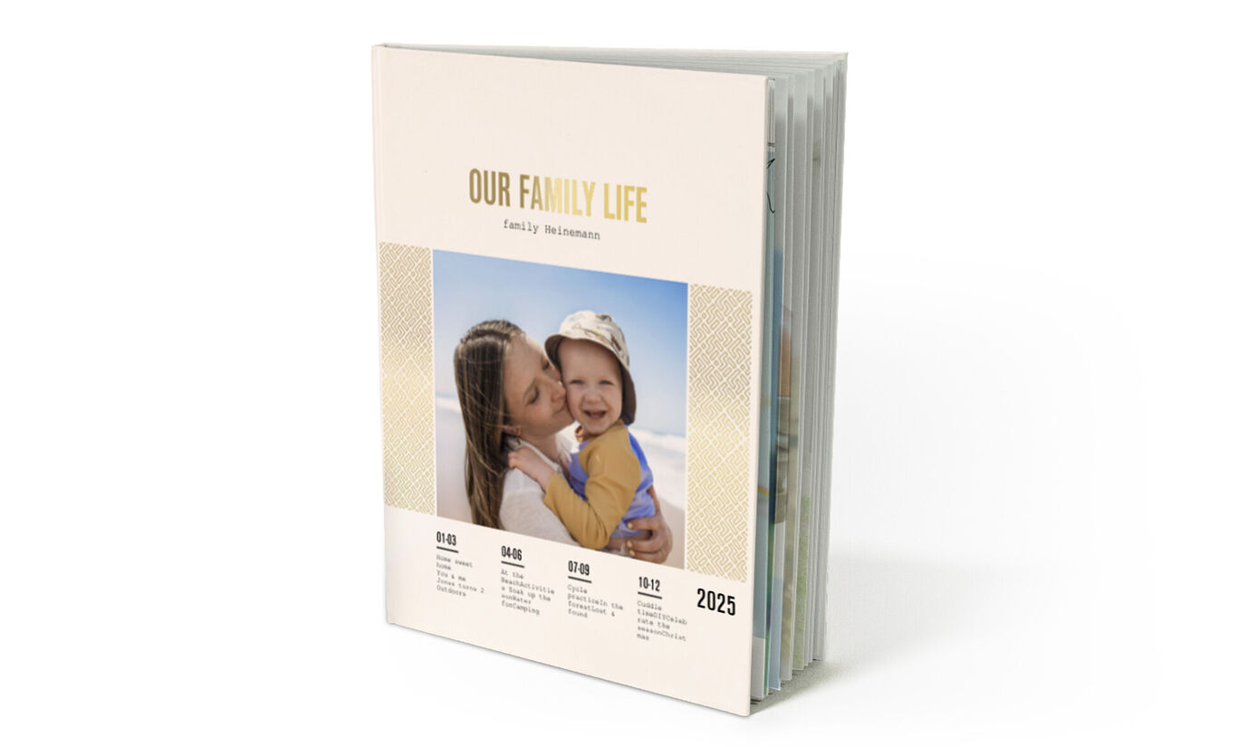 Familia acurrucada en un fot libro que muestra recuerdos alegres