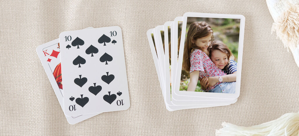 Diez tréboles negros en cartas de juego, junto a tarjetas fotográficas personales de un momento especial