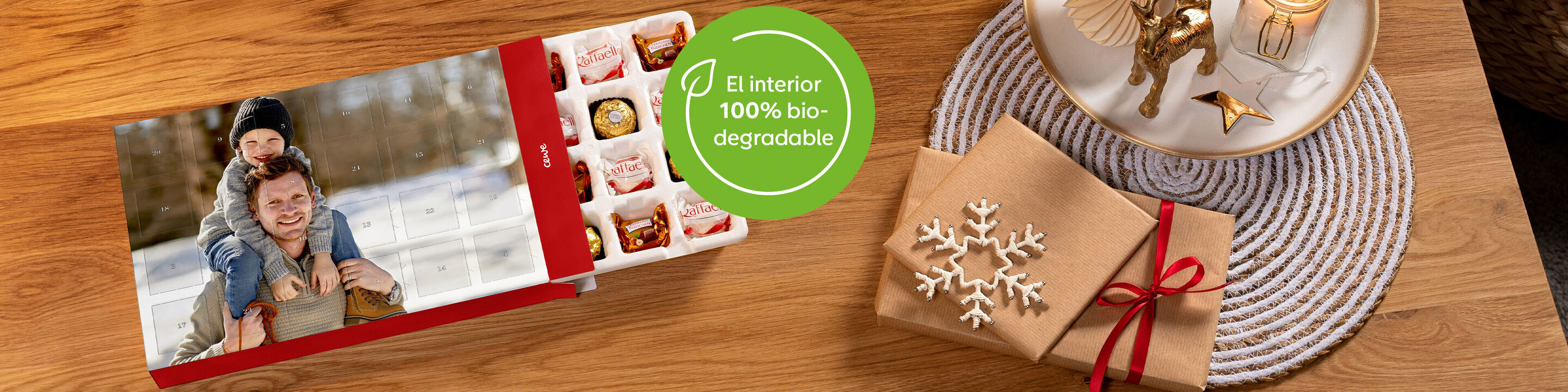 Un álbum CEWE en una mesa con regalo y decoración. Resalta la biodegradabilidad del producto.