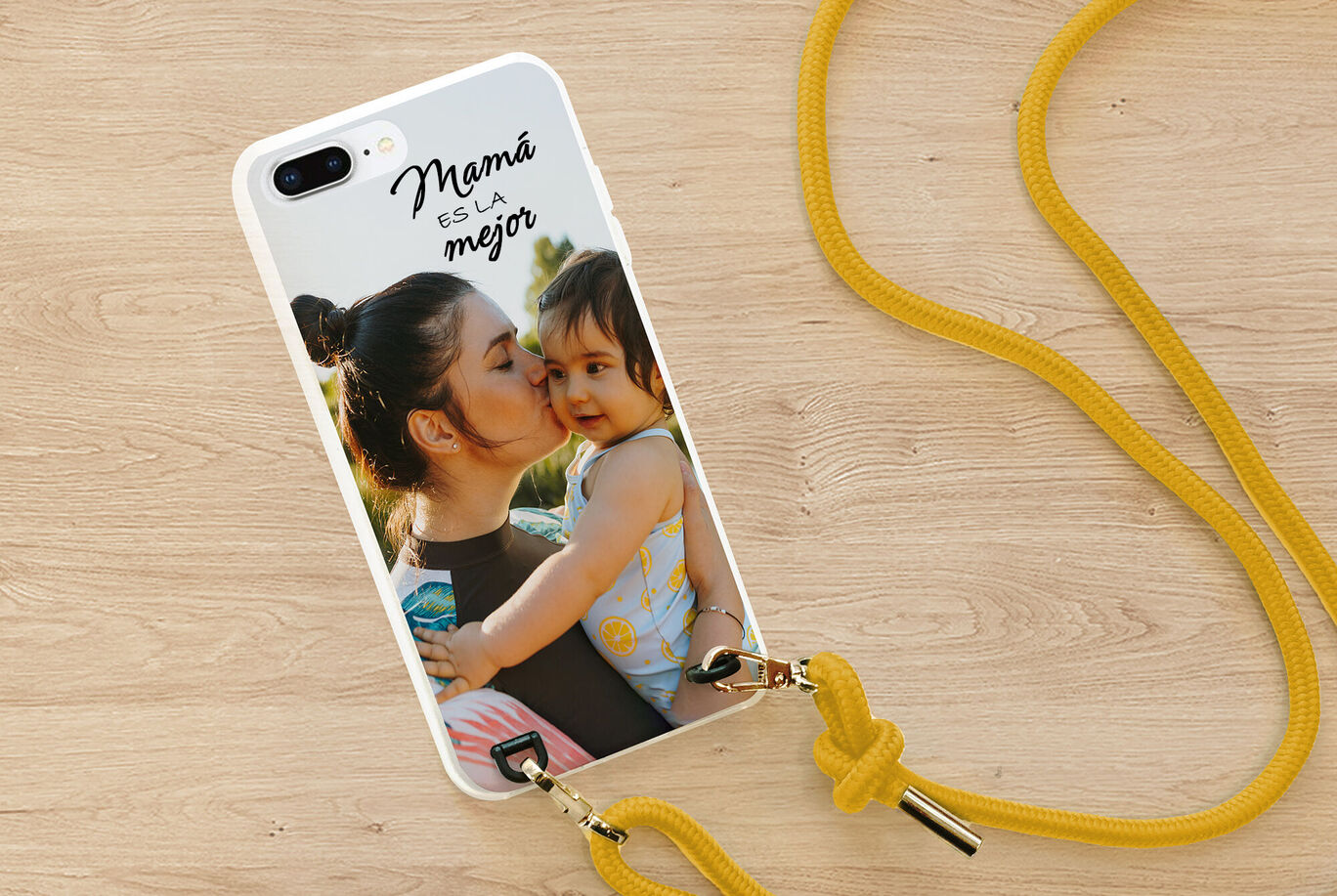 Teléfono con un diseño cariñoso que muestra el texto 'Mamà es la mejor', rodeado de un cordón amarillo.