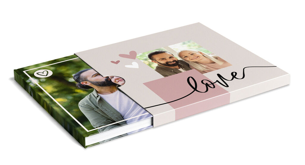 Un álbum fotográfico diseñado con cariño, con dos fotos y la palabra "amor" en la portada.