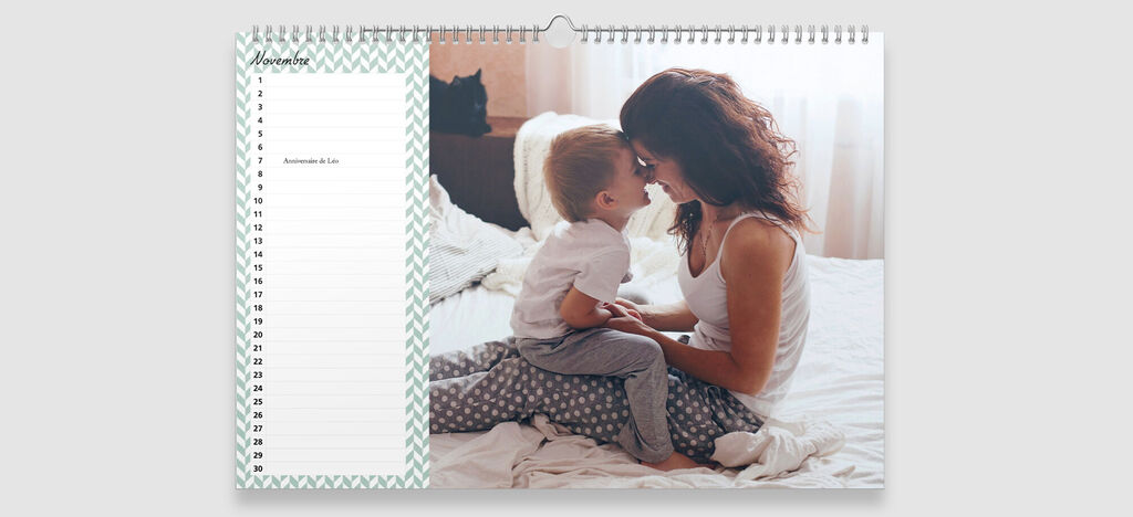 Un niño sentado en la cama habla animadamente con un adulto en una habitación iluminada por el sol, con un ambiente acogedor familiar.