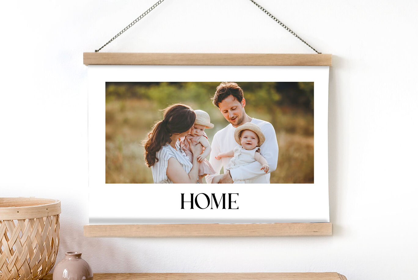 Familia con dos niños pequeños al aire libre, rodeados de naturaleza, sonríen felices y muestran amor.