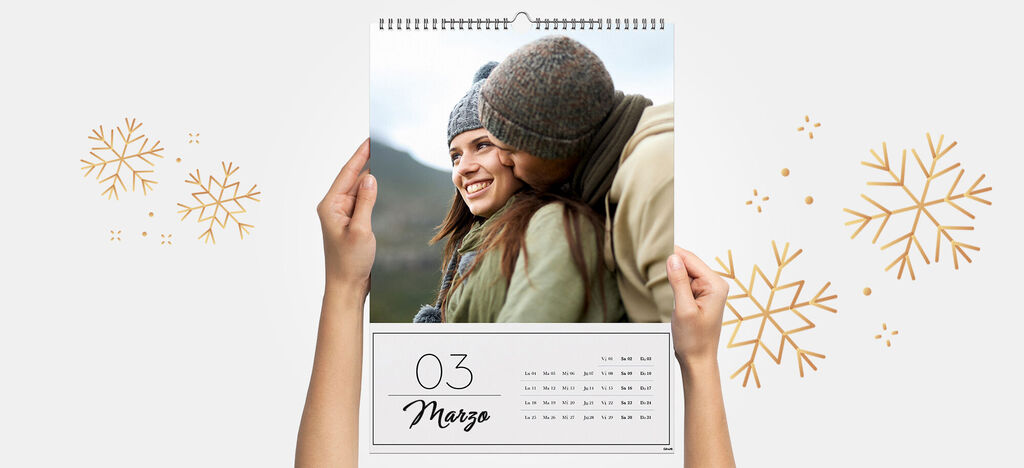 Pareja con un calendario celebrando un momento especial