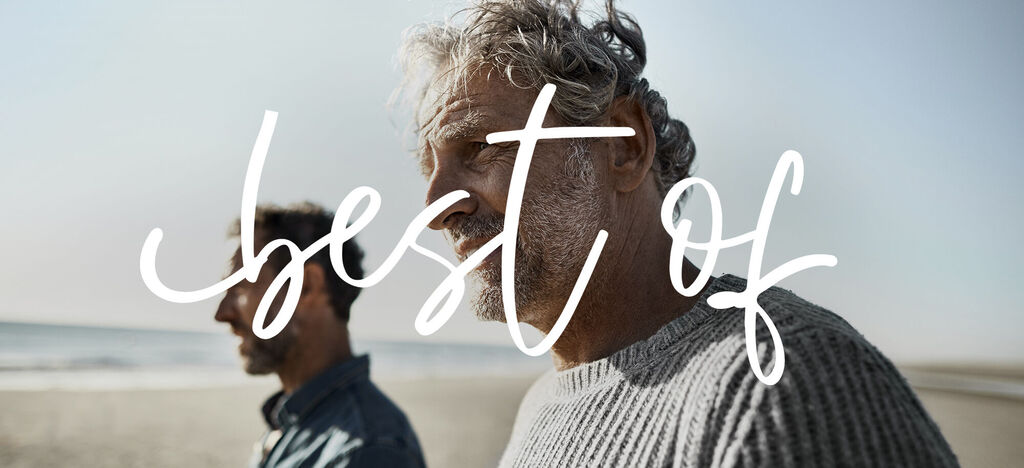 Dos hombres caminan por la playa