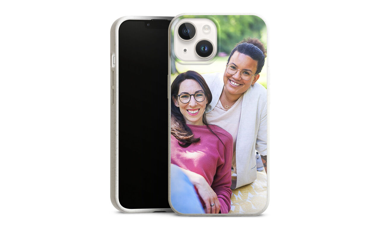 Una tierna instantánea de dos personas que irradian alegría y conexión. Naturaleza de fondo.