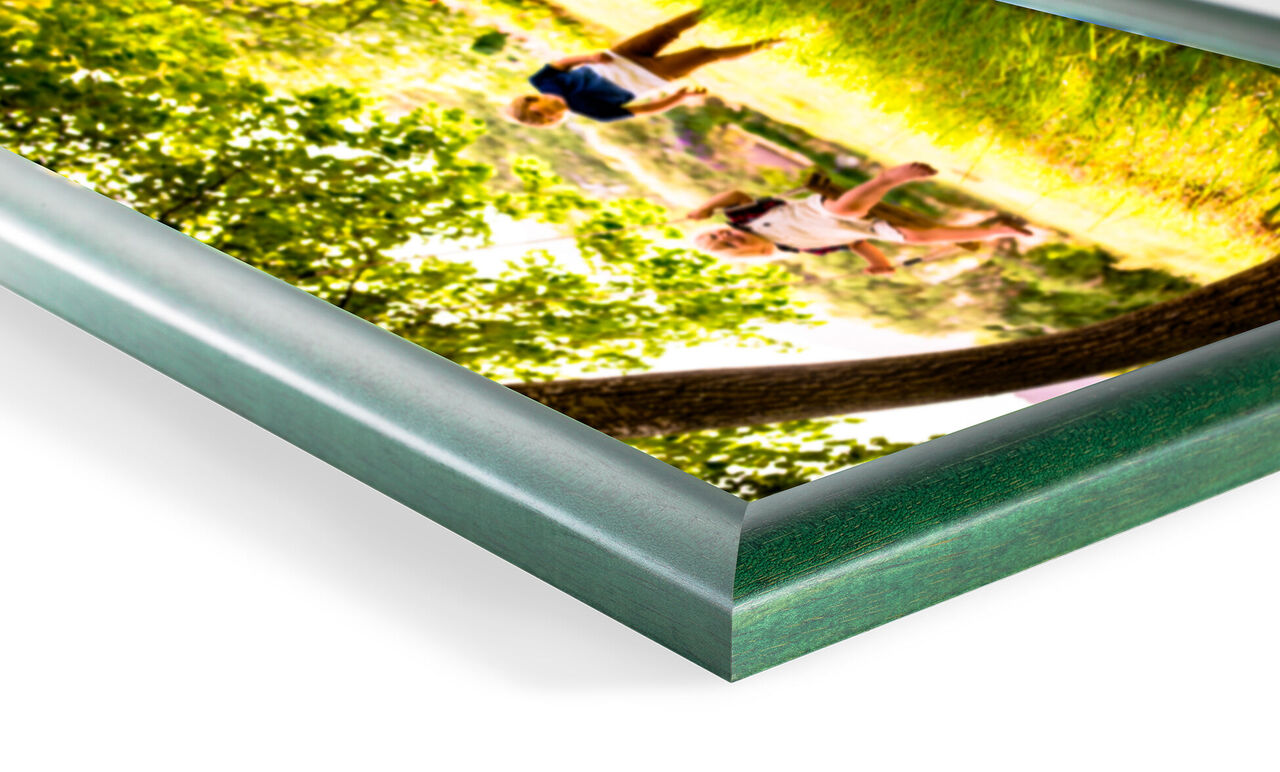 Vista detallada de un hermoso mural con una imagen vibrante de dos personas disfrutando de un parque verde.