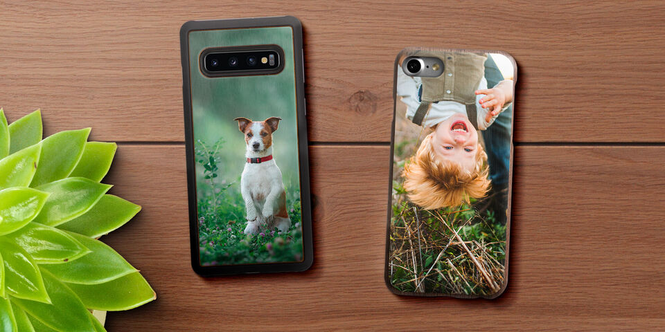 Dos fundas de teléfono personalizadas con fotos: una con imagen de perro, la otra con un niño riendo.