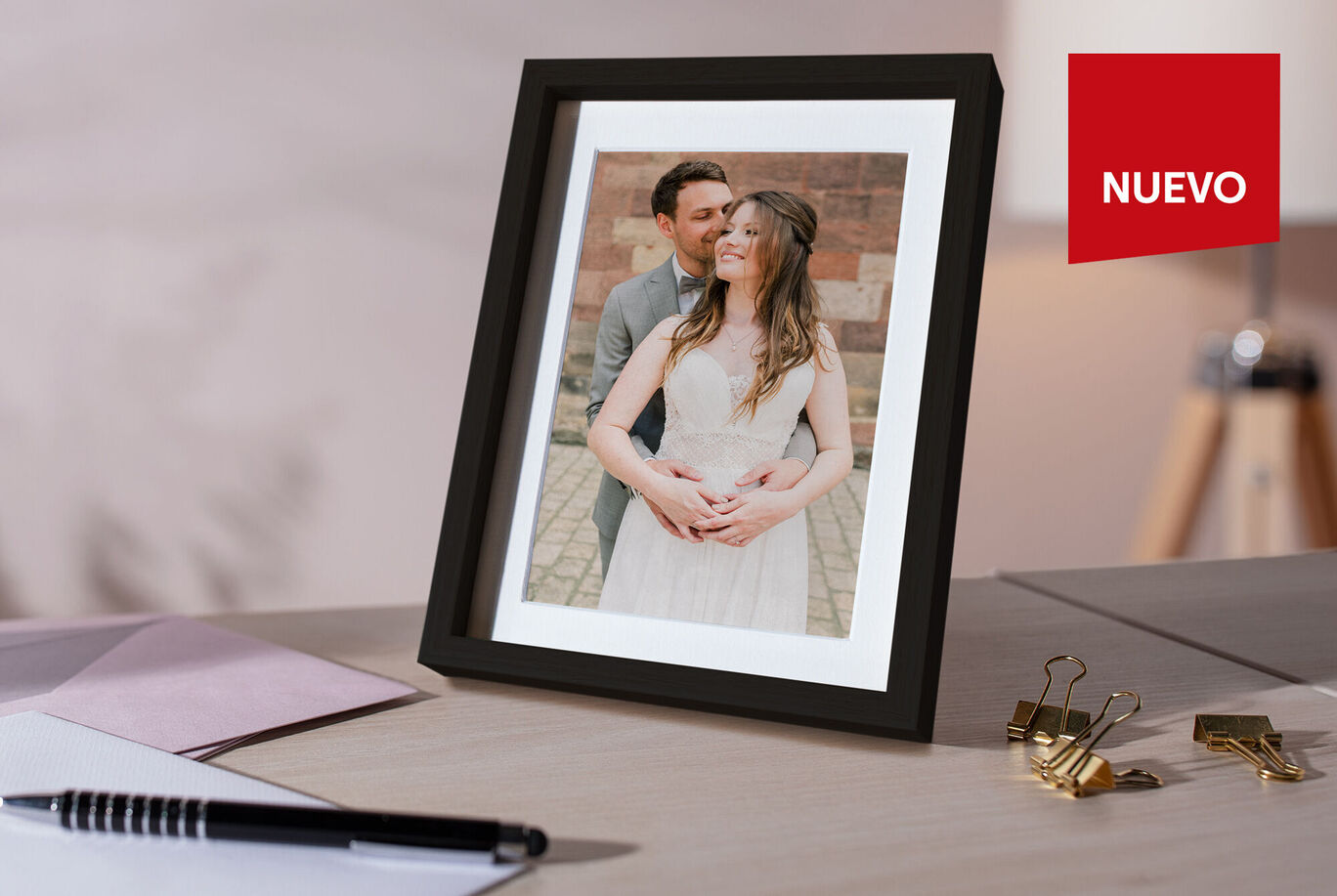 Marco con foto de una pareja en vestimenta de boda