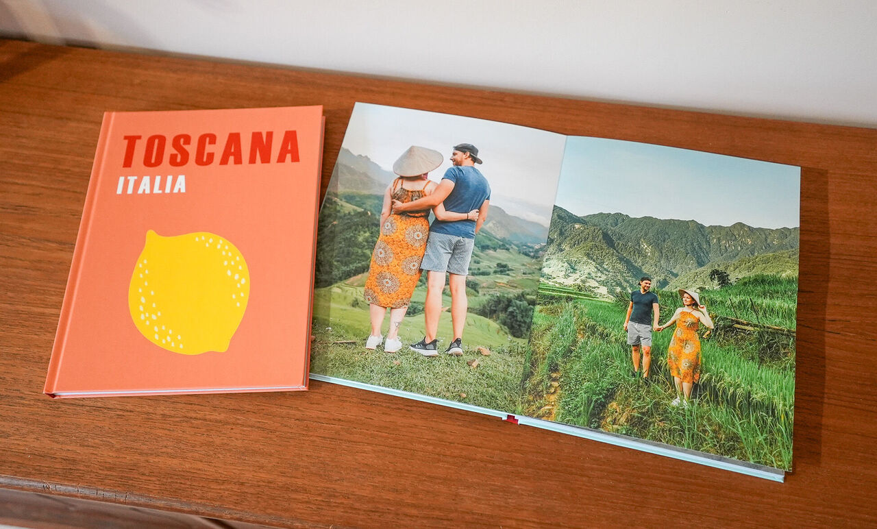 Álbum de fotos de la colección de viajes con el título «Toscana» en la portada.