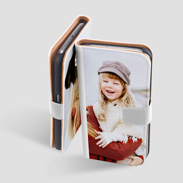 Una funda de teléfono personalizada con impresión fotográfica en colores vivos