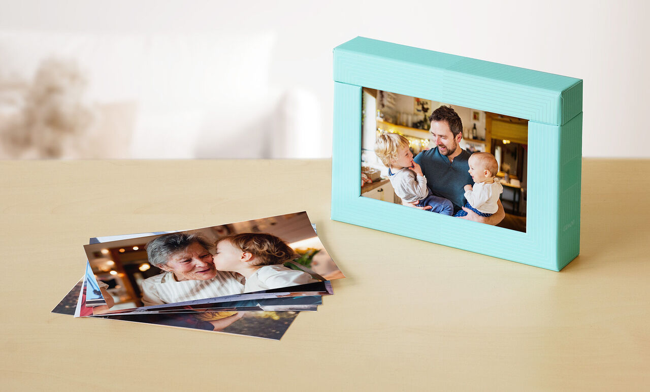 Caja con fotos cerrada con una foto de portada en la parte frontal.