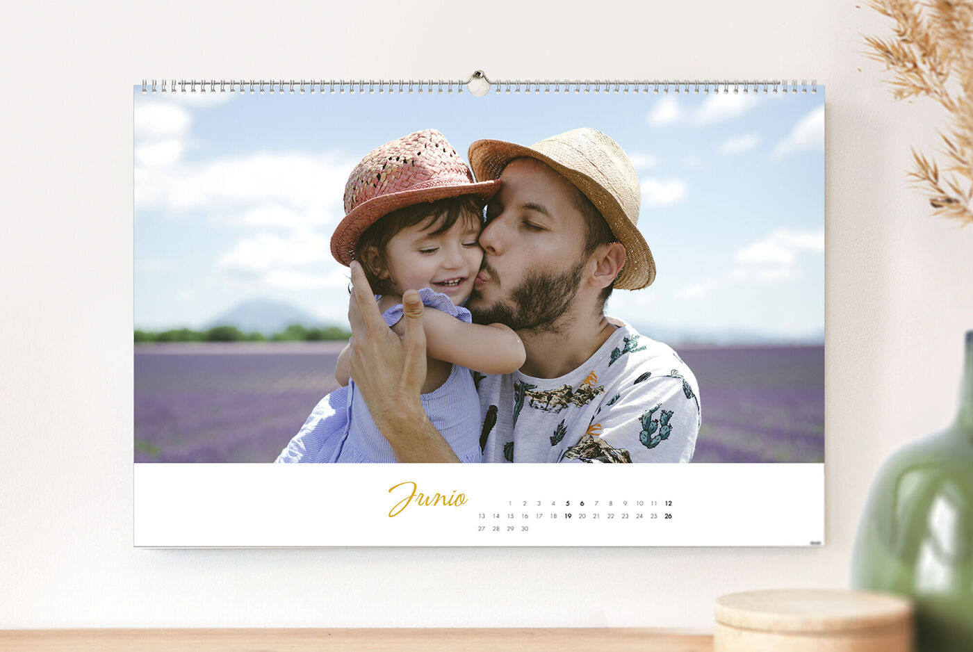 Un momento soleado con un niño en un campo de lavanda, ambos con sombreros.