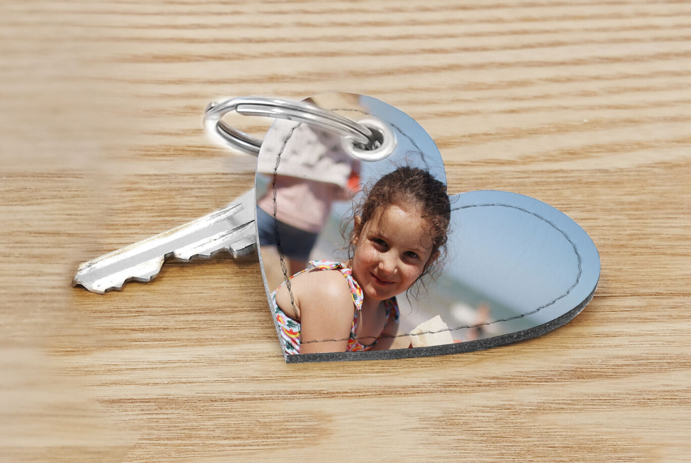 Un llavero en forma de corazón sobre una superficie de madera.