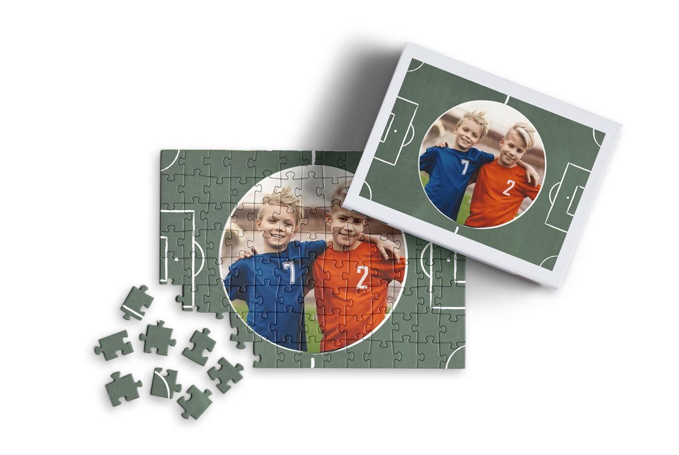 Puzzle personalizado con foto, 100 piezas. El rompecabezas tiene una foto con una plantilla creativa de fútbol con dos niños.