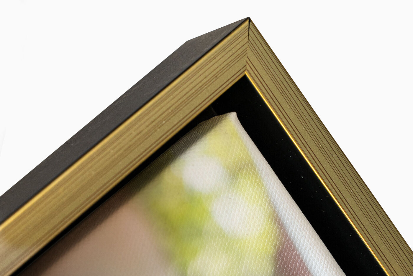 Vista detallada de un marco de alta calidad con borde dorado protegiendo una foto