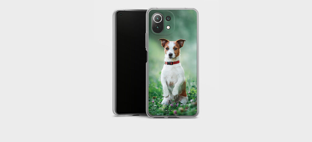 Funda de smartphone de perro con un pequeño perro lindo que está sentado afuera.
