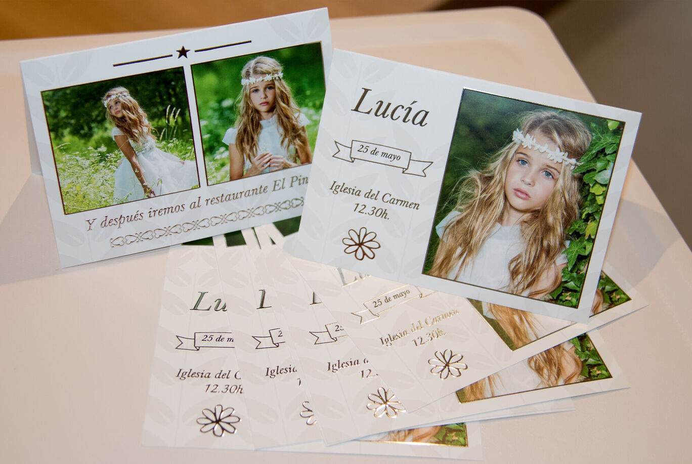 Un diseño de invitación encantador con fotos y el nombre Lucia. Incluye información sobre la fecha y el lugar del evento.