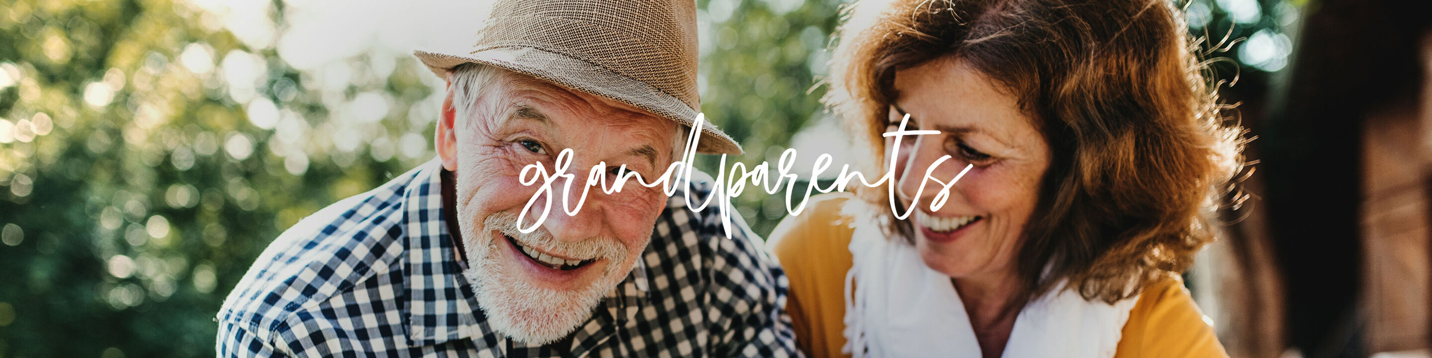 Dos personas disfrutan un momento soleado al aire libre